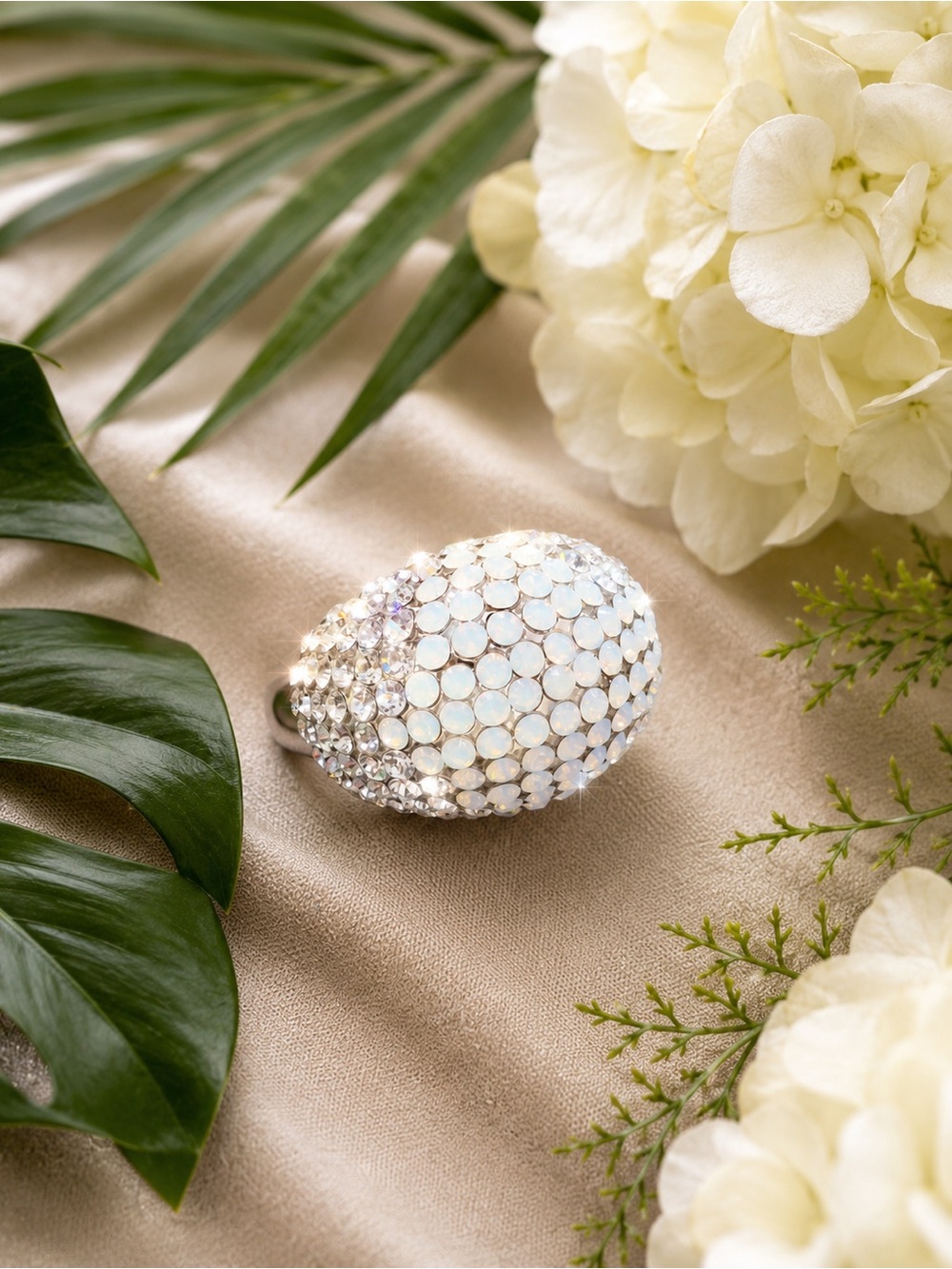 🆕😍Crystal Pavé Oval Statement Ring - Iridescent White